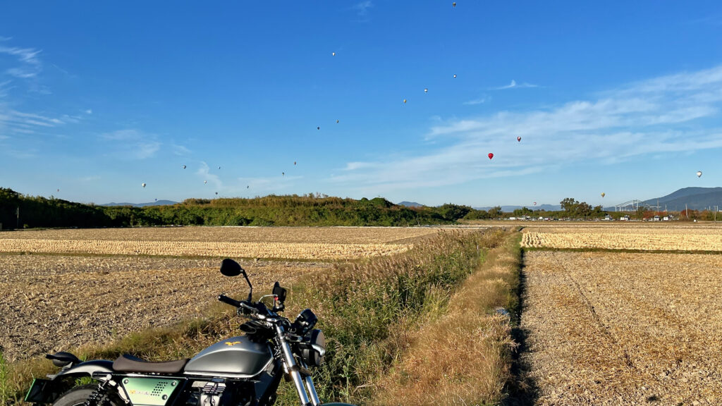 V9 Bobber Centenarioとバルーン